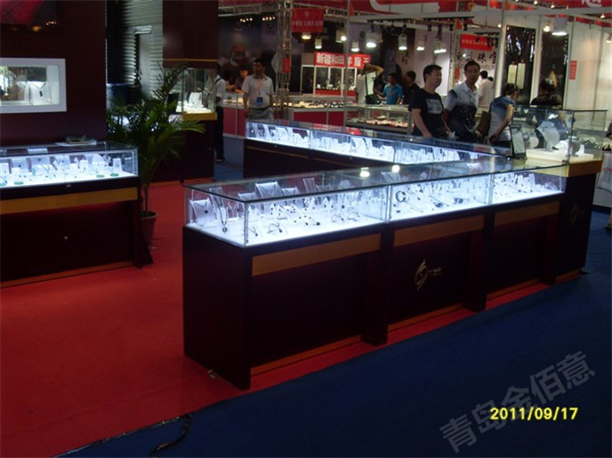 木質(zhì)烤漆珠寶展柜3